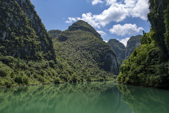 山青水秀晴朗天空大山湖绵