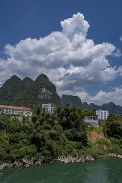 白云朵朵蓝天白云绿水青山
