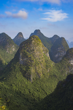 晴朗天空蓝天白云群山