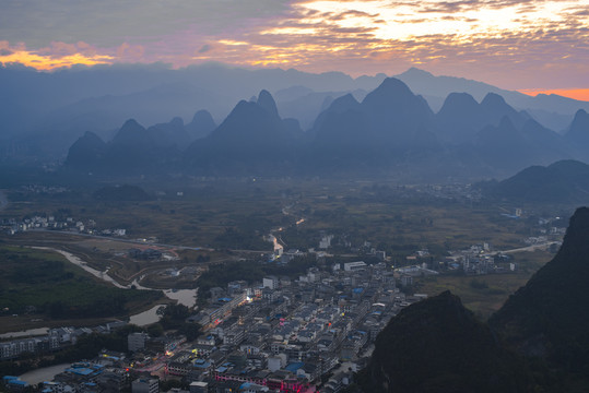 傍晚霞光美丽乡村