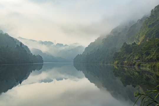 云雾缭绕平静水面倒影水面湖面