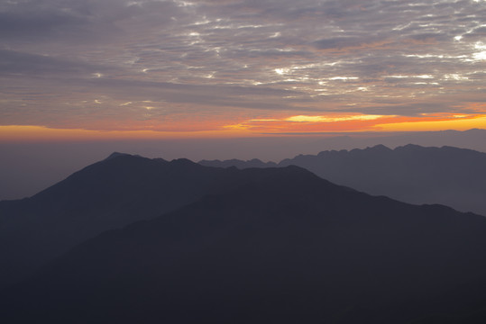 高山远山云层朝霞晚霞