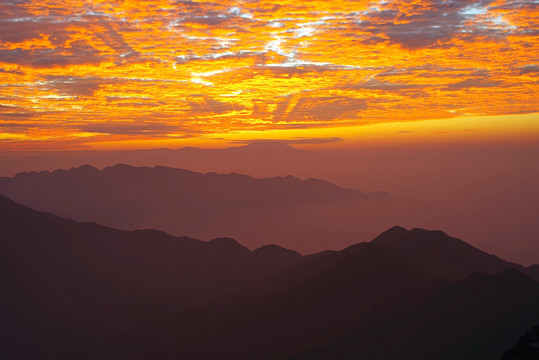 晚霞朝霞彩霞火烧云远山