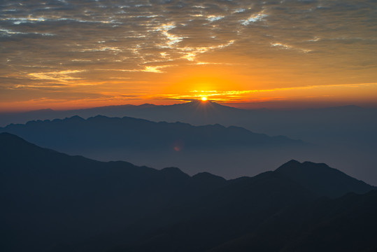 远山日出山脉日落