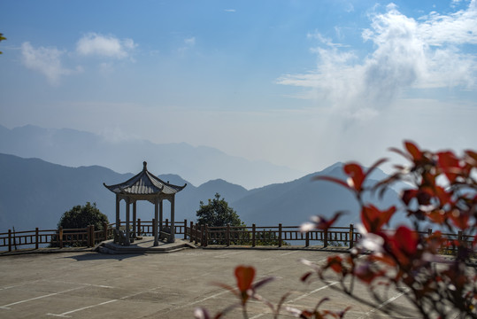 秋天红叶高山蓝天白云