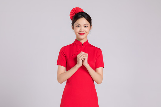 穿着红旗袍拜年的亚洲年轻女孩