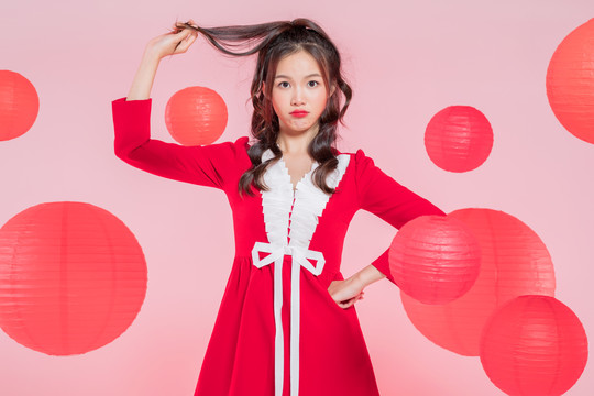 穿着红色裙子的亚洲年轻女孩