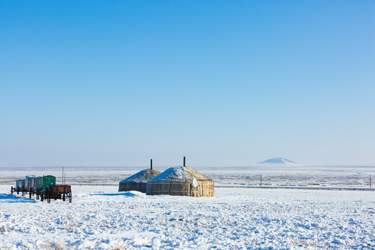雪原蒙古包勒勒车