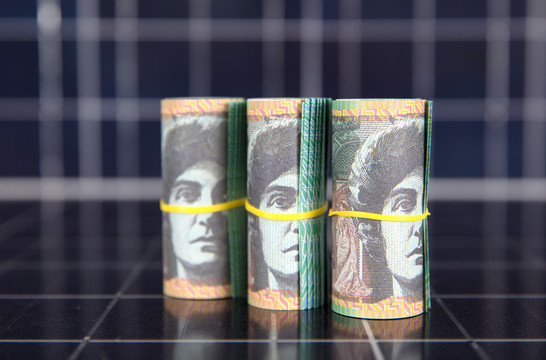 太阳能板背景上的澳元钞票