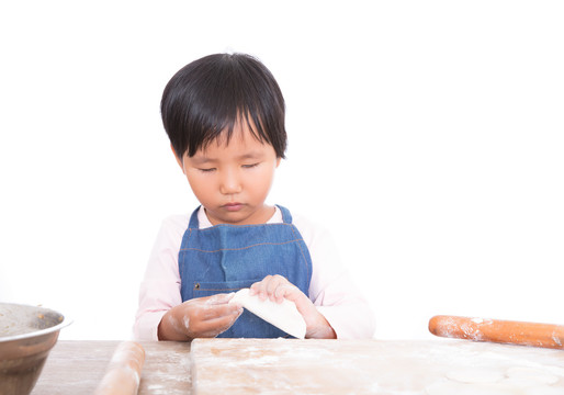 中国小女孩在学习包饺子