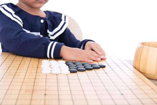 小孩子在棋盘前练习下围棋