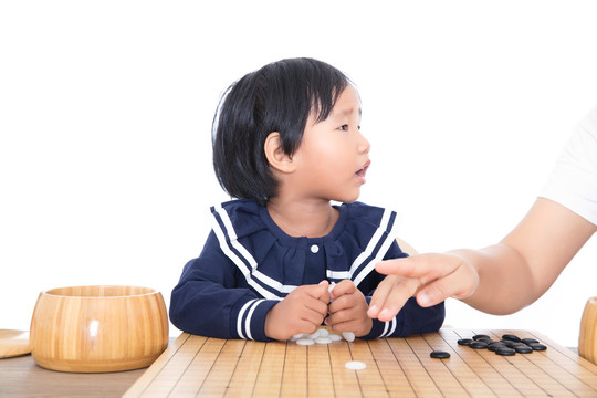 老师在辅导孩子如何下围棋