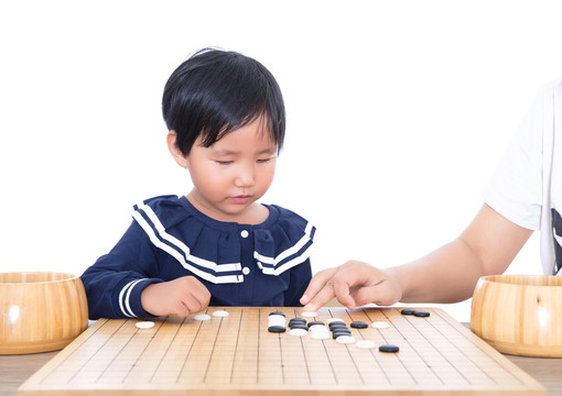 老师在辅导孩子如何下围棋