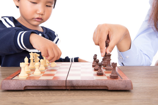 国际象棋老师在辅导孩子的学习