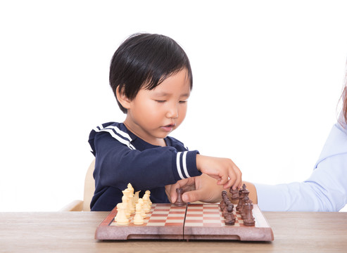 在老师的辅导下学习国际象棋