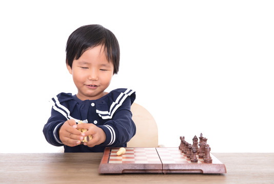 幼儿园的孩子在接受国际象棋教育