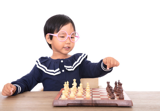 中国小女孩在认真的下国际象棋