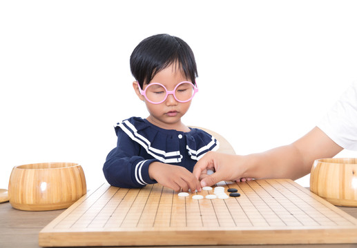 可爱的东方小女孩在学习下围棋