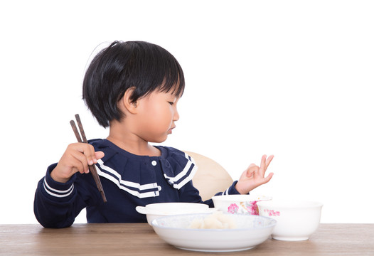 正在吃饭中的中国三岁小女孩