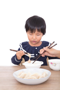 中国黄皮肤小女孩在吃主食饺子