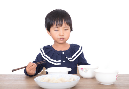 中国黄皮肤小女孩在吃主食饺子