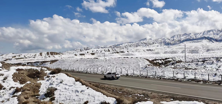 蓝天白云雪山公路