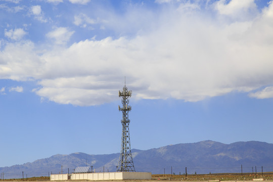 新疆荒漠中的信号塔