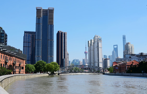 上海苏州河和远处的陆家嘴天际线
