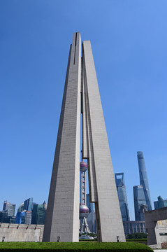 上海外滩蓝天下的人民英雄纪念塔