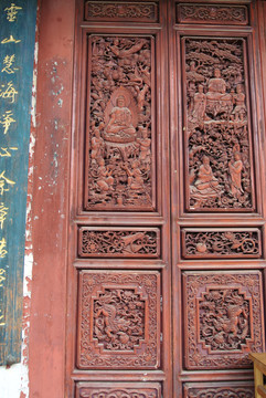 灵山寺彩漆雕花木门窗