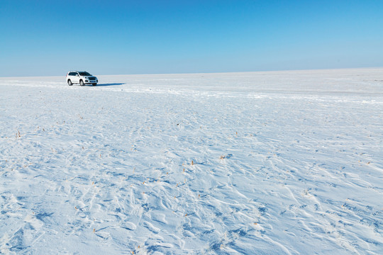 雪原雪地冬季草原越野车