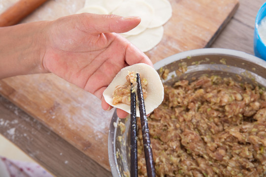 中国传统节日美食饺子的制作