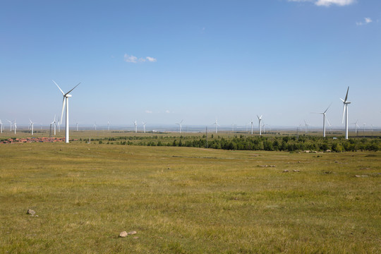 草原上的风力发电风车