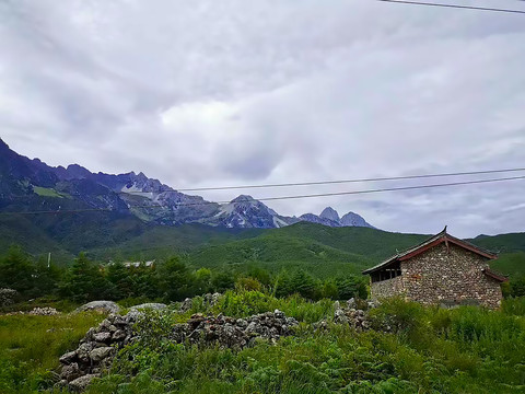 山岭石屋