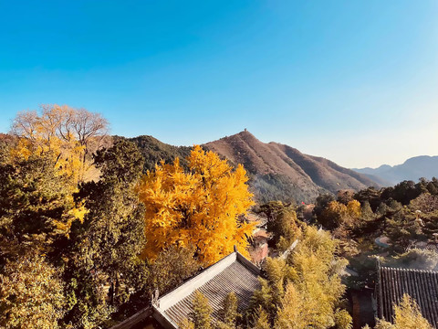 蓝天下的山丘村落