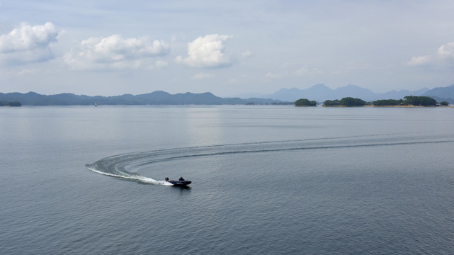 千岛湖上的快艇