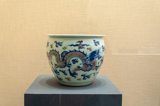 贵州博物馆青花釉里红云龙纹瓷缸