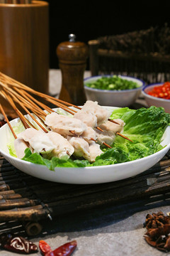 放在白盘上的虾饺串串