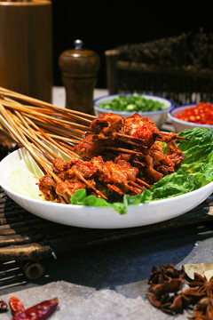 放在白盘上的麻辣脆骨串串