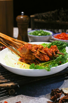 放在竹托盘上的虫草花牛肉串串