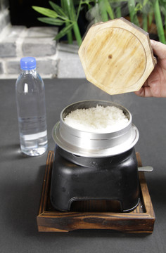 矿泉水蒸米饭