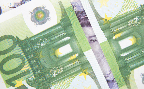 欧元纸币遮挡英镑钞票