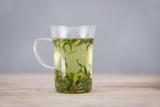 一杯绿茶茶水