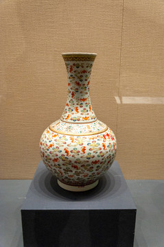 贵州省博物馆粉彩福寿纹赏瓶