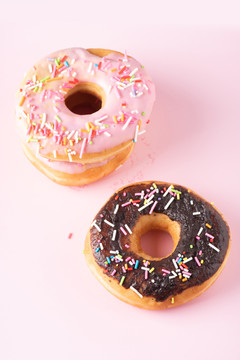 粉色背景上的甜甜圈