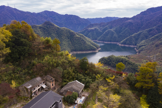 航拍秋色四明山茅镬古树村