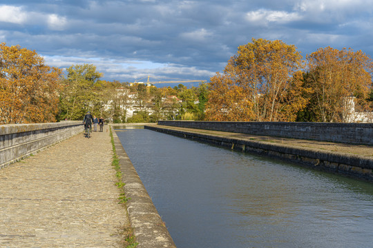 法国南法传统小镇贝济耶古城运河