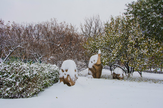 石雕大象与树木树枝雪挂雪地