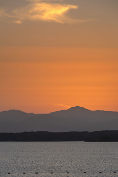 日落湖光山色