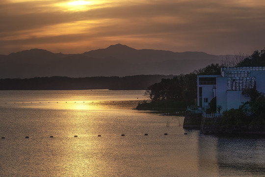 夕阳下的湖光山色